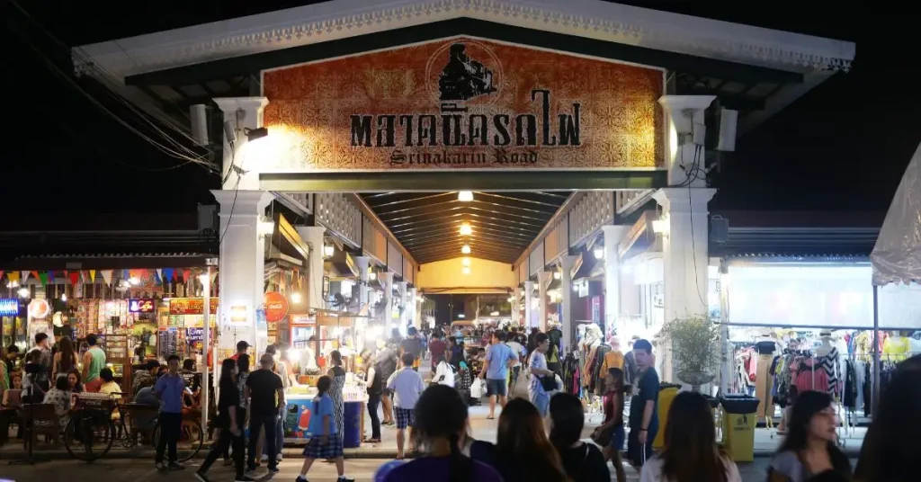 srinakarin-train-night-market-vintage-cars